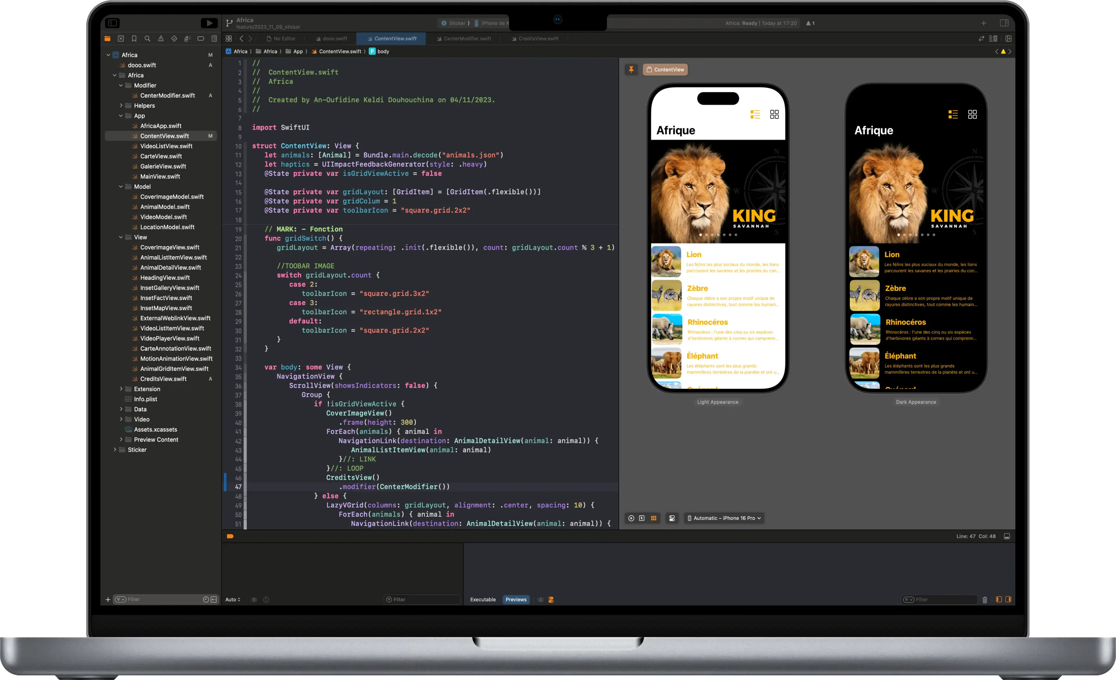 MacBook affichant Xcode : le code Swift d'une application iPhone et l'aperçu de deux de ses écrans